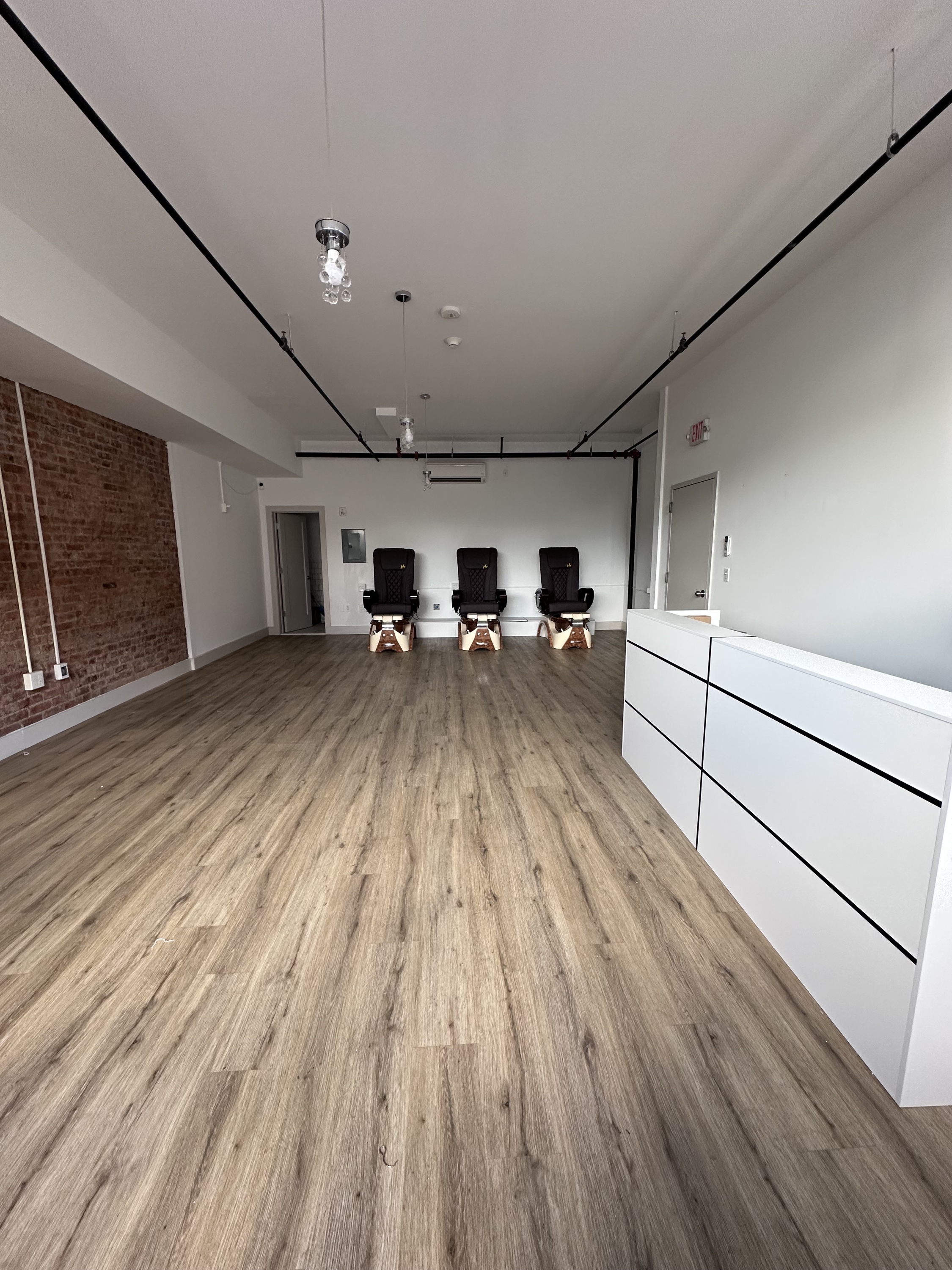 562 Main Street COM E
